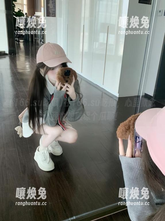在166.su吃瓜，心里默念：我也想雕琢个瓜耶！