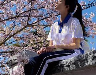91吃瓜群众官网：那一瞬间，心里默念‘我可是个吃瓜专业户’。