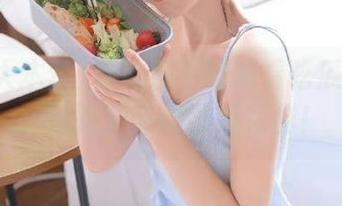 看电视不如观看吃瓜大本营，这孩子又闹出新花样！